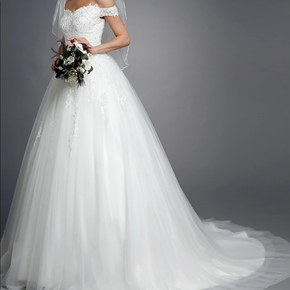 NWOT Off the shoulder ball gown wedding dress - Picture 3 of 10